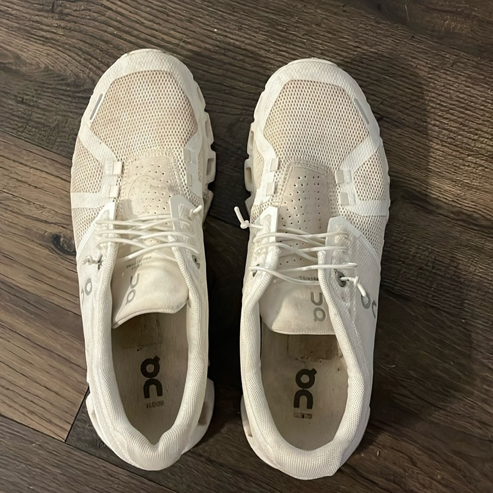 On cloud tennis shoes